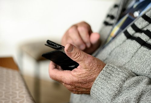 Tecnologia com os idosos.